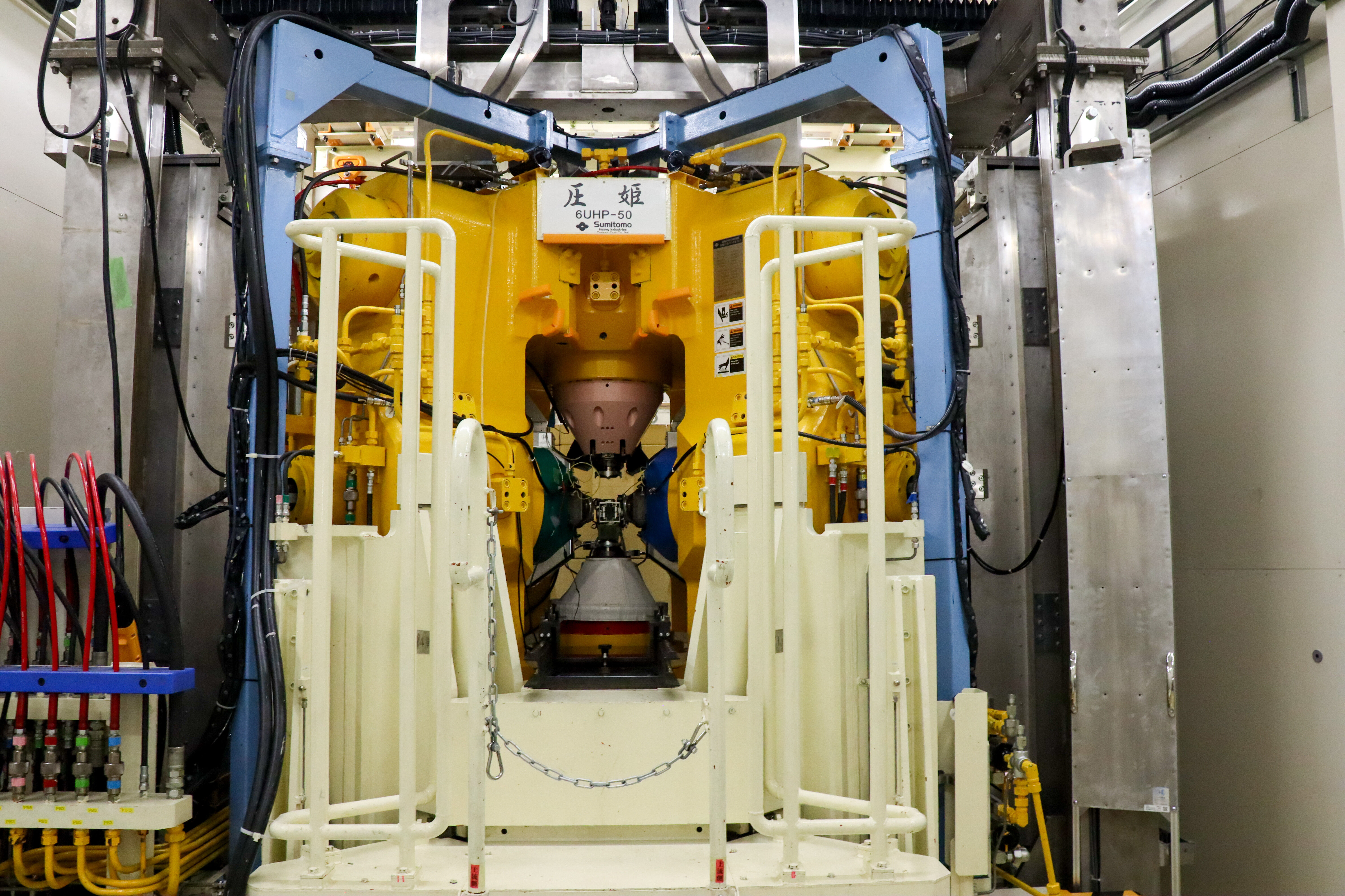 The six-axis multi-anvil press 'ATSUHIME' installed in BL11 PLANET【3-037】